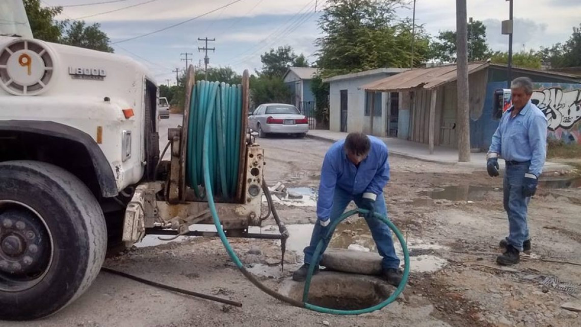Comapa trabaja con equipo vactor