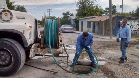Comapa trabaja con equipo vactor