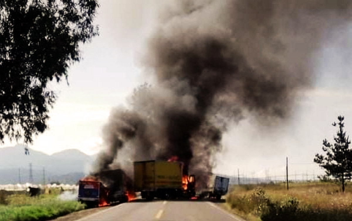 Normalistas queman 10 vehículos en Michoacán