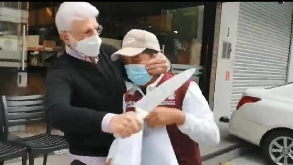Papá del alcalde de la CDMX intenta acuchillar a funcionario