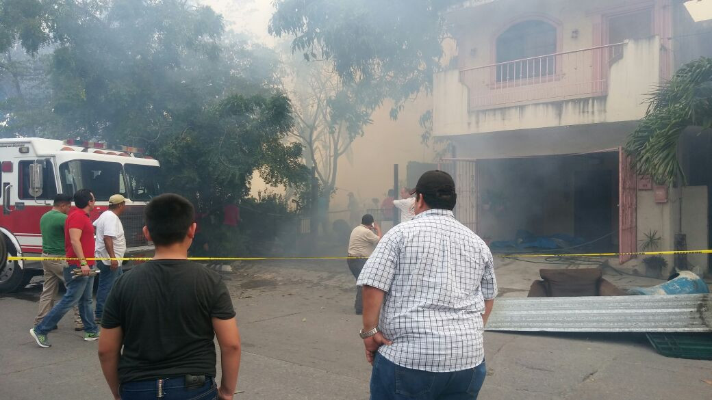 Fuego consume cuarterías de madera en Madero