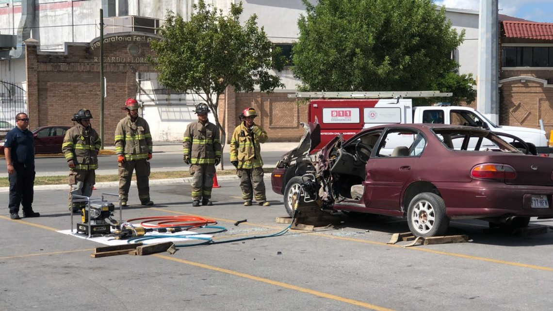 Celebran bomberos su día con exhibición en Matamoros
