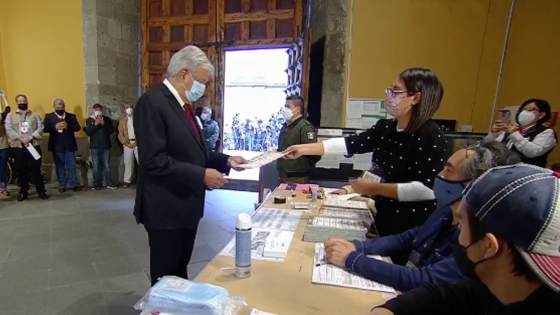 Emite AMLO su voto en el Museo de Arte de la SHCP 