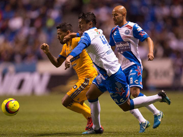 Puebla le pega al campeón