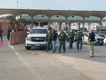 Detienen en puente internacional a ex alcalde de la CDMX prófugo 