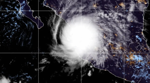 'Roslyn' toca tierra en Nayarit como huracán categoría 3