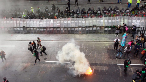 Califica AMLO como "movimientos conservadores" a feministas en marcha a favor del aborto 