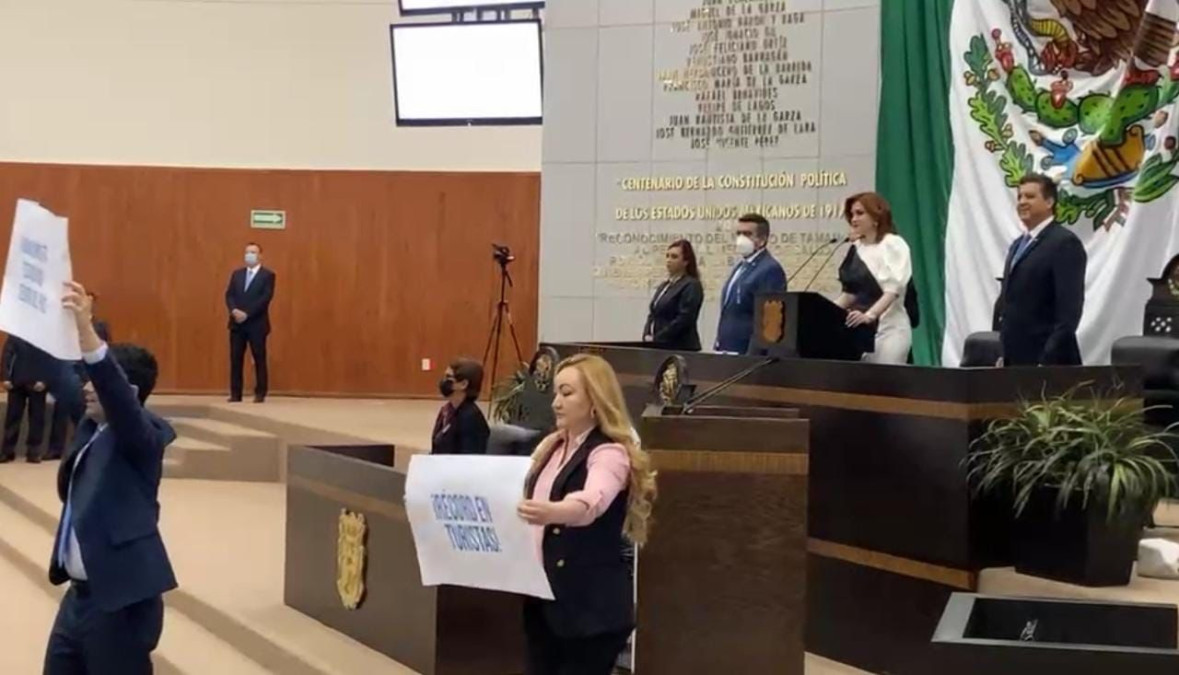 Entre aplausos y protestas presenta Cabeza de Vaca su sexto informe ante el legislativo 