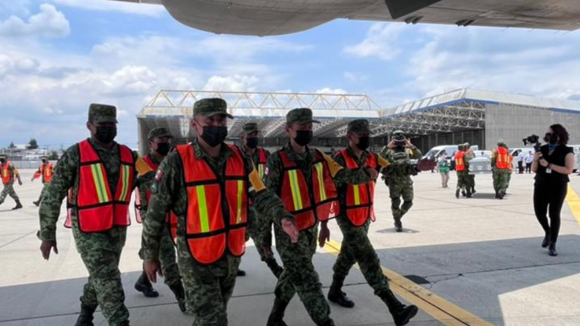 Llega tercer vuelo para repatriar cuerpos de víctimas de tráiler en San Antonio