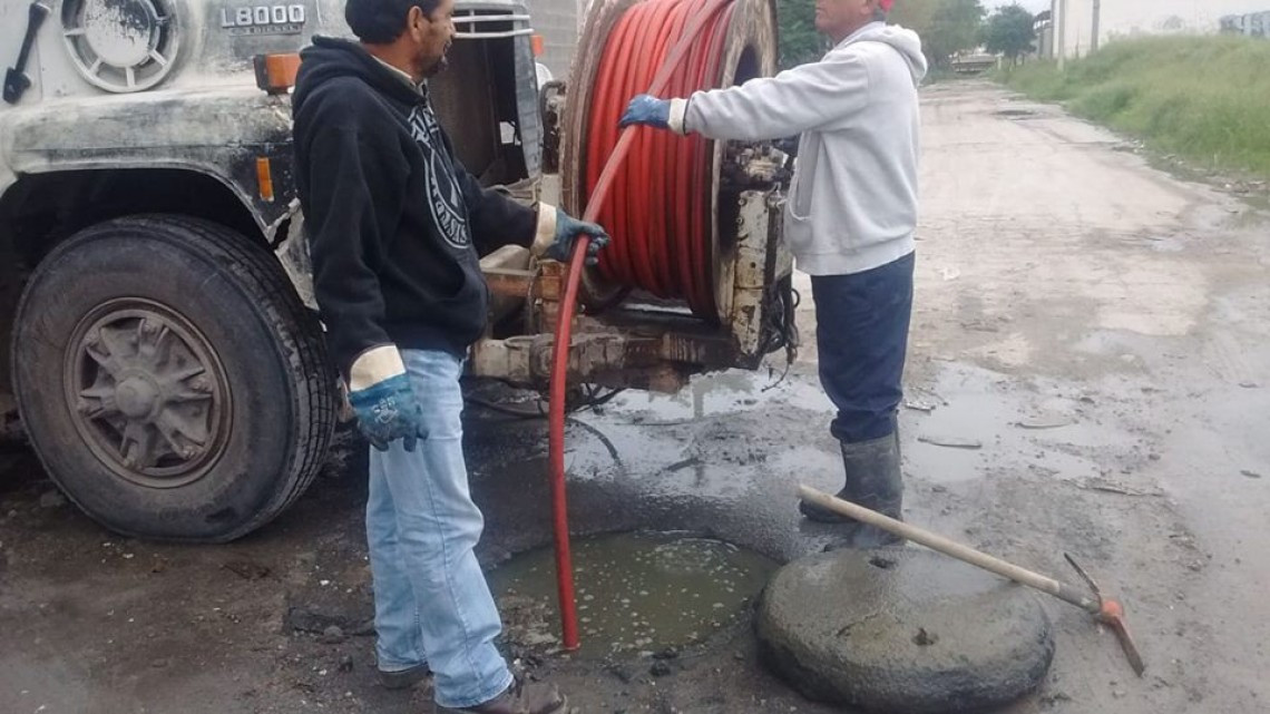 Comapa trabaja con equipo vactor