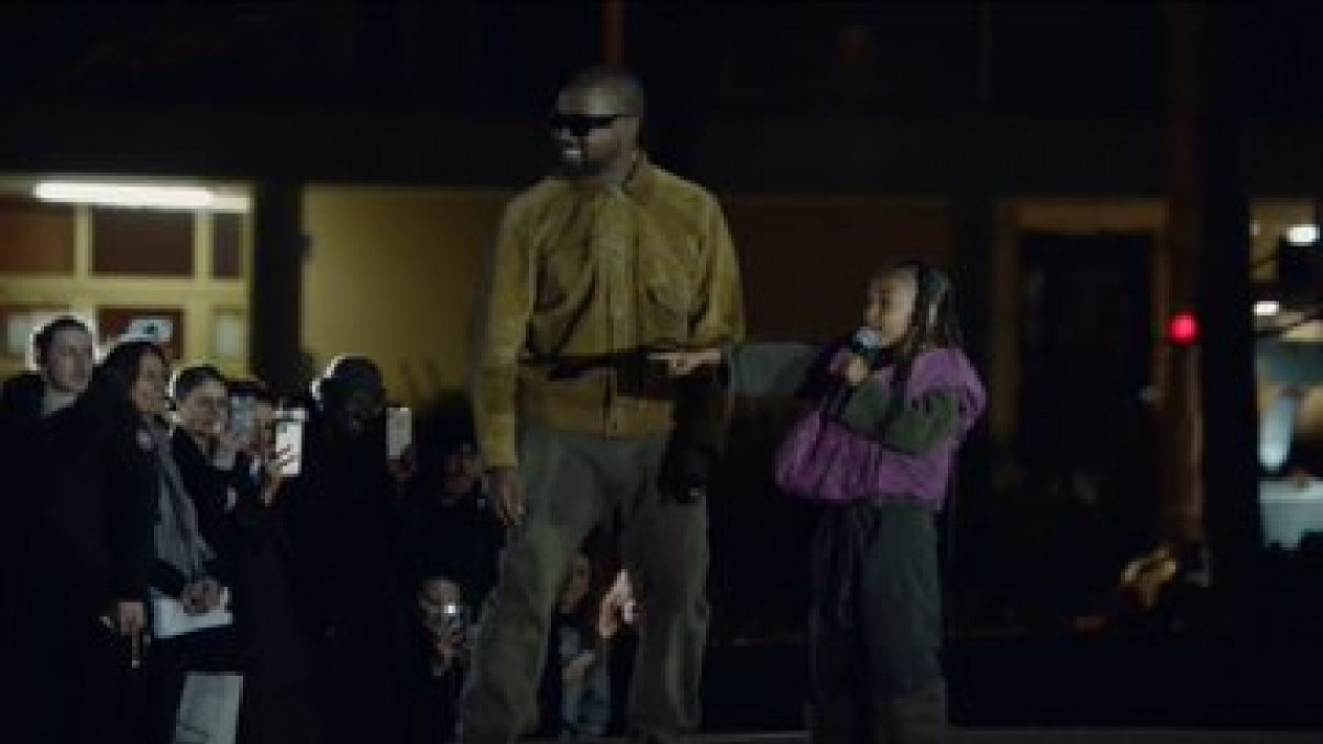 North West aparece rapeando en desfile de marca de su papá 