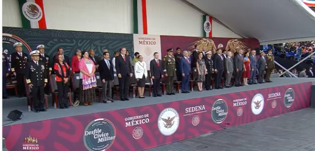 Encabeza AMLO desfile militar por el 212 aniversario de la Independencia de México