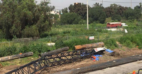Se rompe grúa y cae sobre trabajadores de Ecatepec; cinco muertes