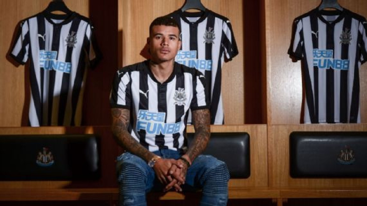 Newcastle presume a su nuevo fichaje con tatuaje de 'Don Ramón'