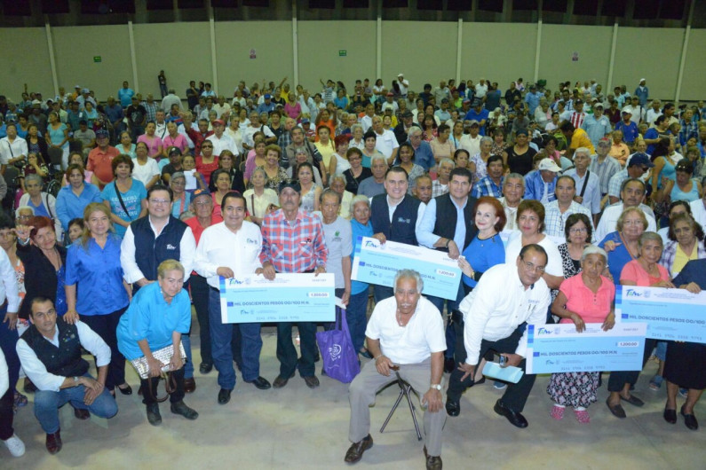 Entregan subsidios de programa “bienestar para personas mayores”