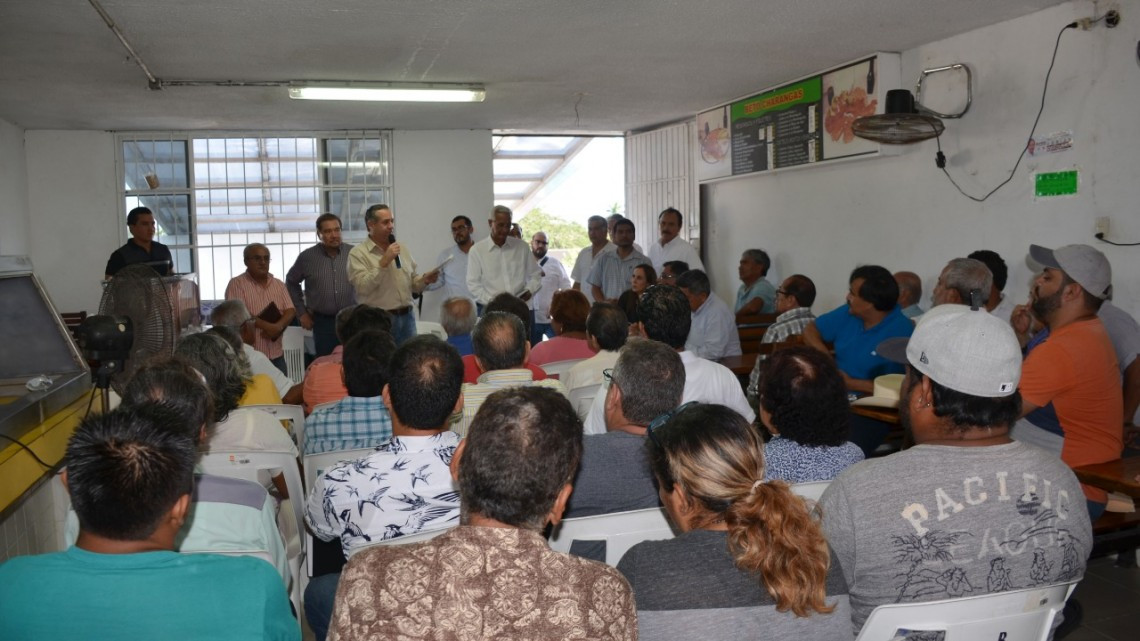 Adrián Oseguera se reúne con locatarios del mercado 18 de Marzo