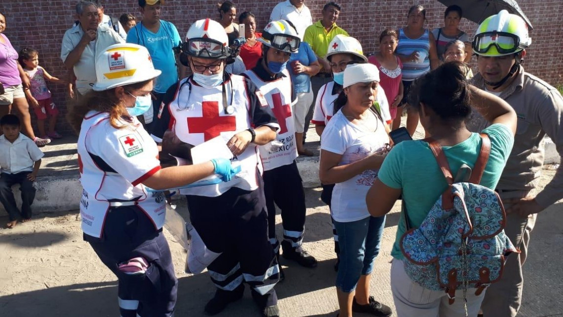 Tráiler choca y voltea a combi con pasajeros