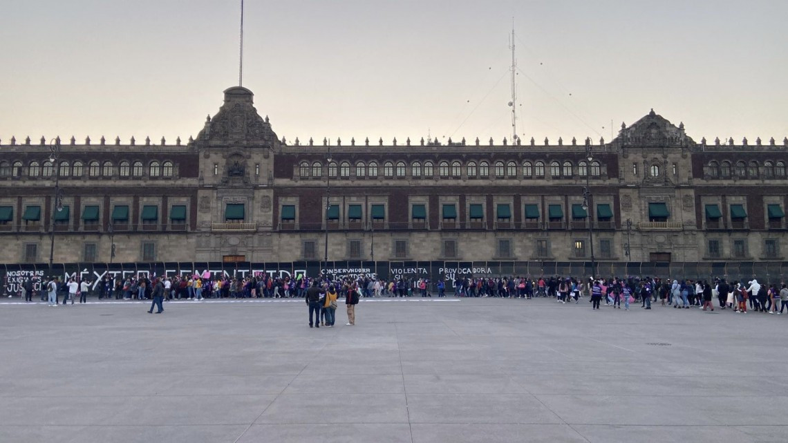 “México feminicida”. Comienzan las protestas contra vallas en Palacio Nacional