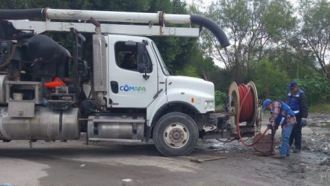 ¡Sacan grasa y estopa de drenaje en Bugambilias!