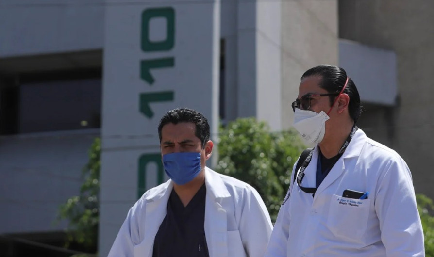 "No somos neoliberales o corruptos", responden médicos a AMLO