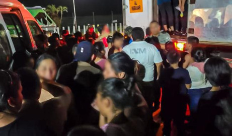 Rescatan a 350 migrantes en la caja de tráiler en Veracruz