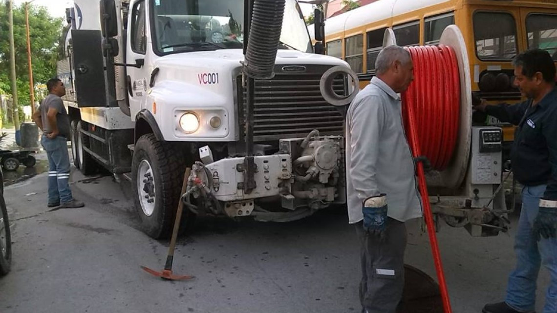 Comapa trabaja con equipo vactor