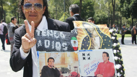 Dio inicio el karaoke en homenaje al “Príncipe de la canción” 