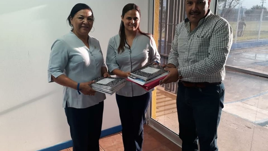 Donan libros a escuelas rurales