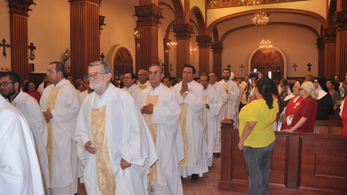 Curas renuevan promesas Sacerdotales