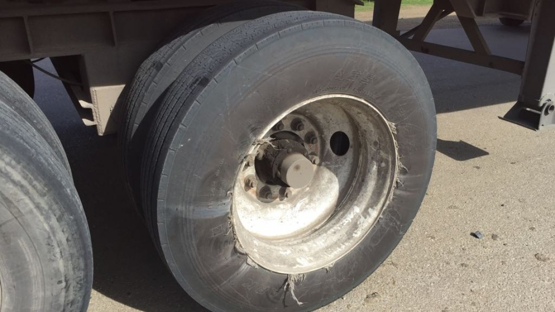 Policías estatales chocan contra trailer