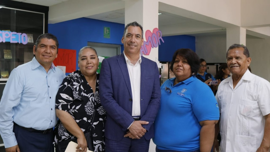 Visita Alcalde a estudiantes que vacacionan en biblioteca