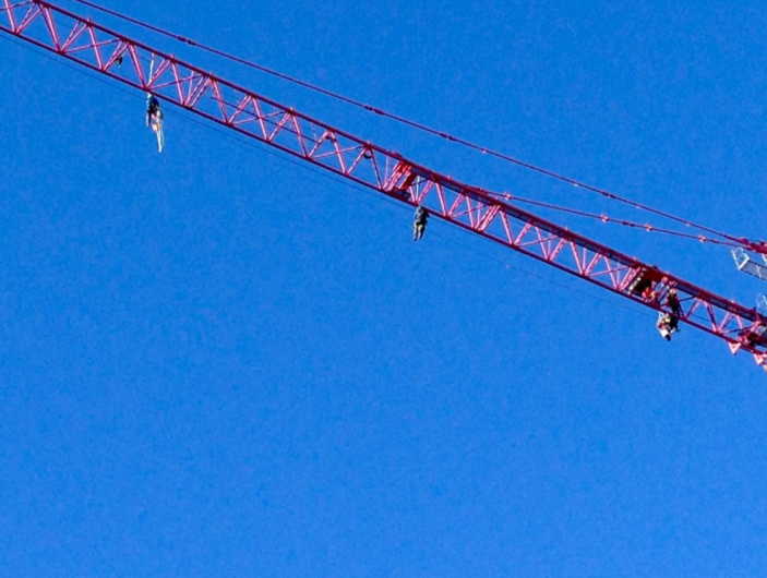 Manifestantes se suben a una grúa en las cercanías de la Casa Blanca