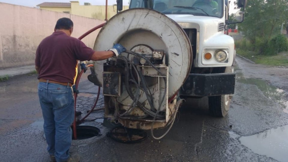 Comapa trabaja con equipo vactor