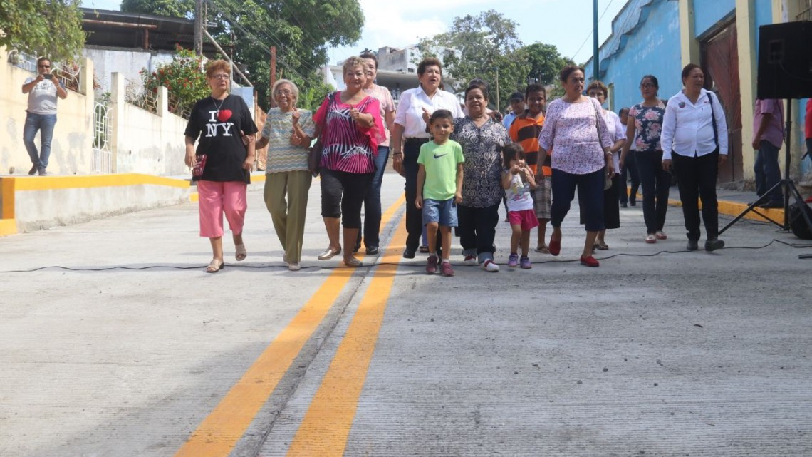 Inaugura Ayuntamiento porteño pavimentación de 4 vialidades