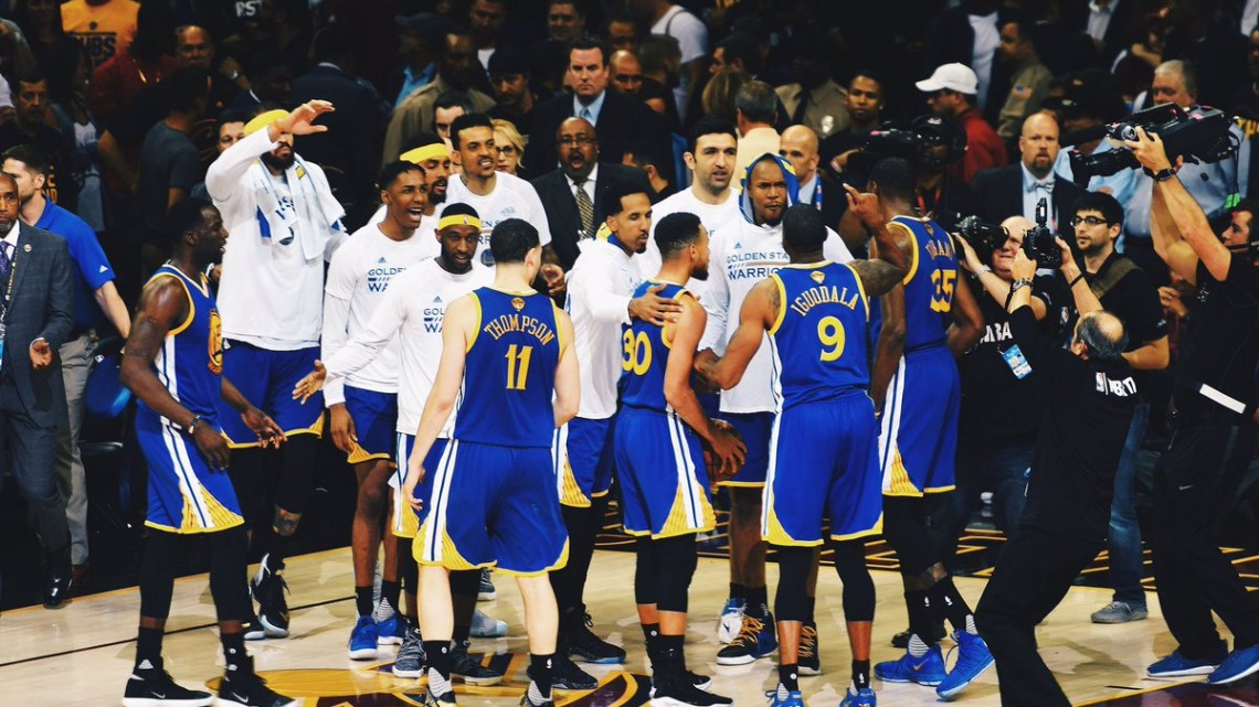 Golden State vence a Cleveland y acaricia el título de la NBA