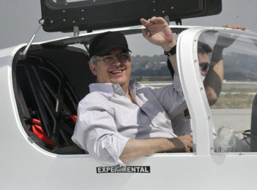 Marcelo Ebrard prueba Halcón II, aeronave hecha en México 