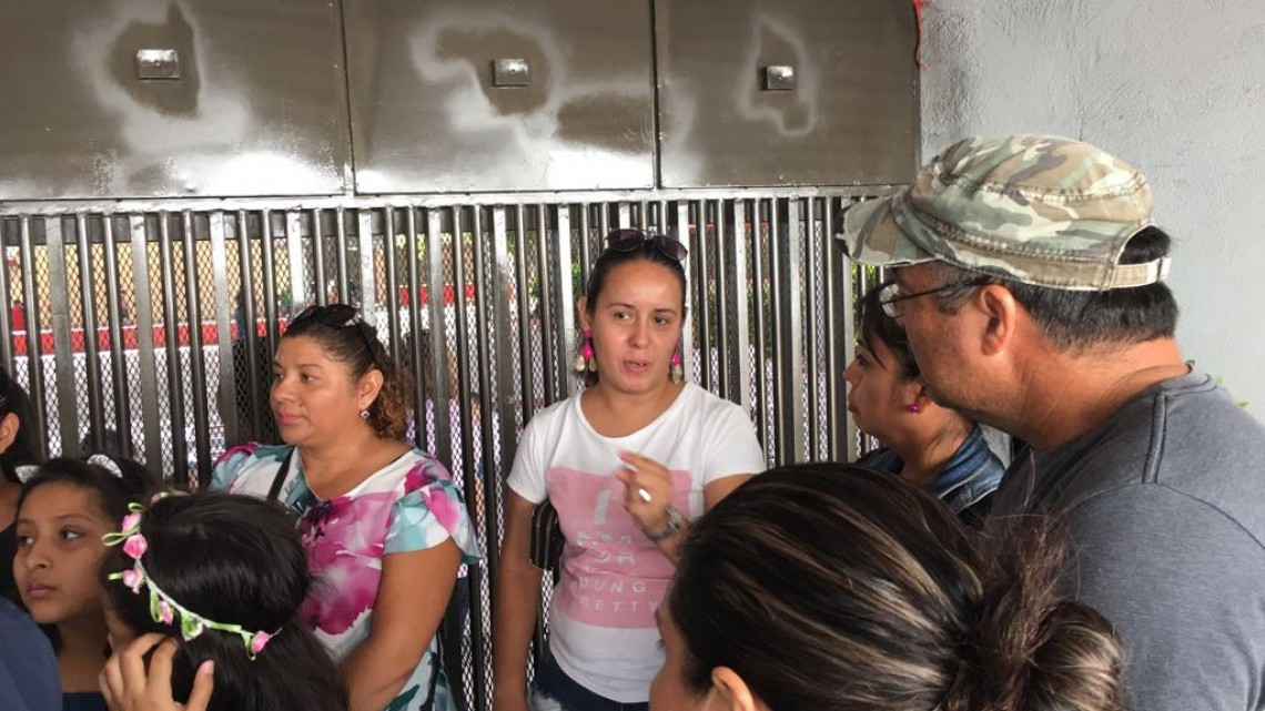 Padres inconformes por falta de maestros