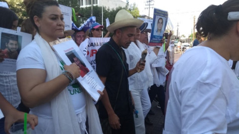 Rubén Albarrán canta en marcha por estudiantes de Jalisco