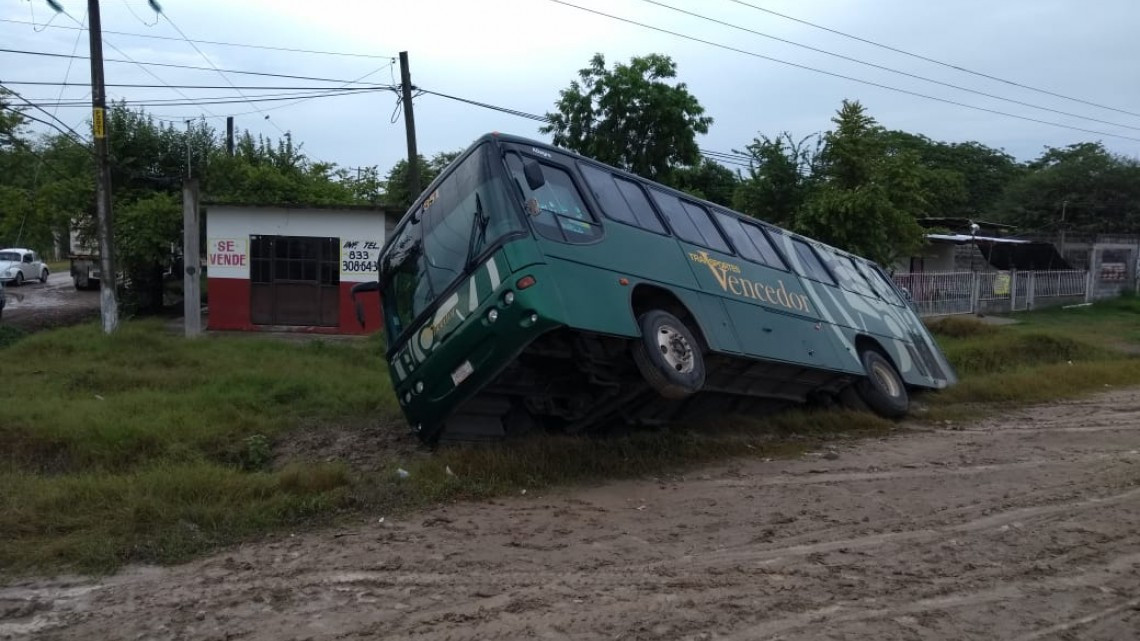 Derrapa autobús con pasajeros procedentes de Tampico
