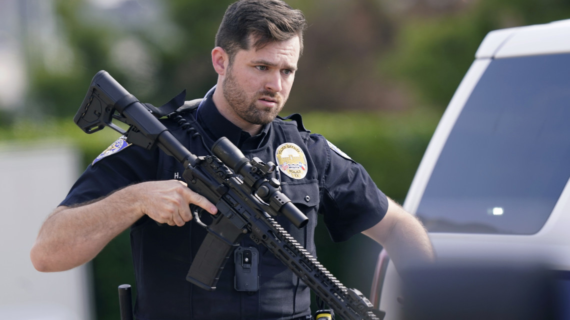 Al menos 4 muertos deja tiroteo en centro comercial de Texas, EU