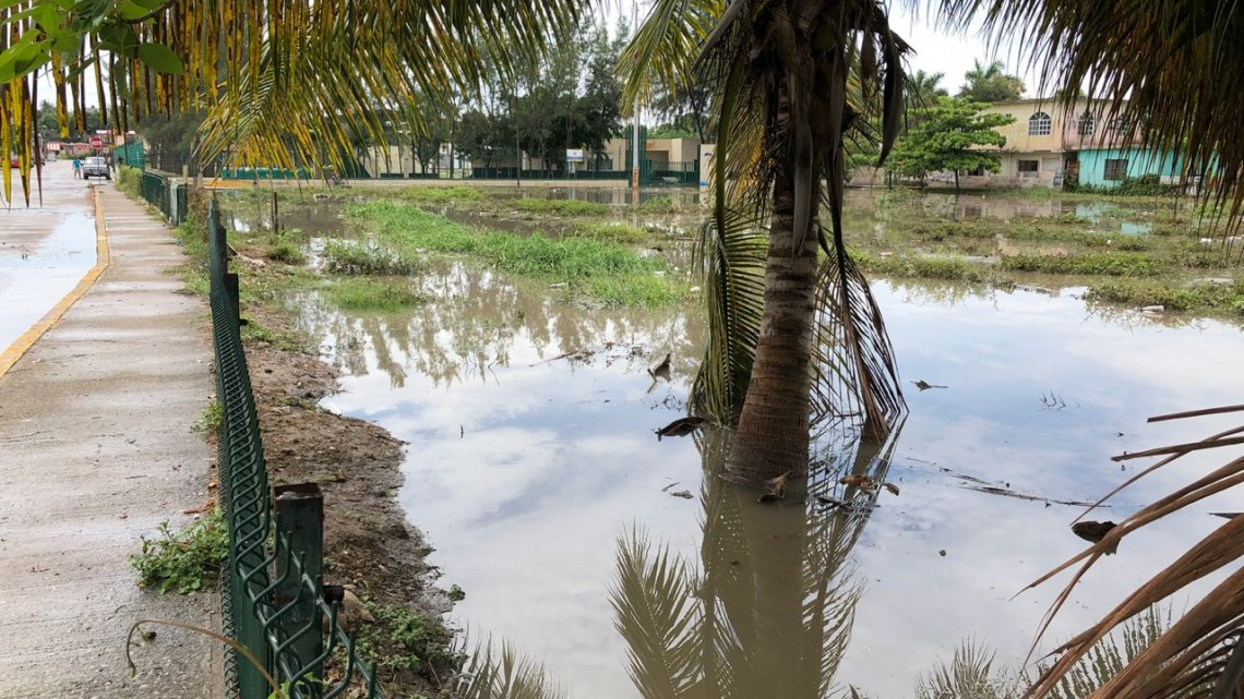 Se desborda canal a cielo abierto en la Borreguera