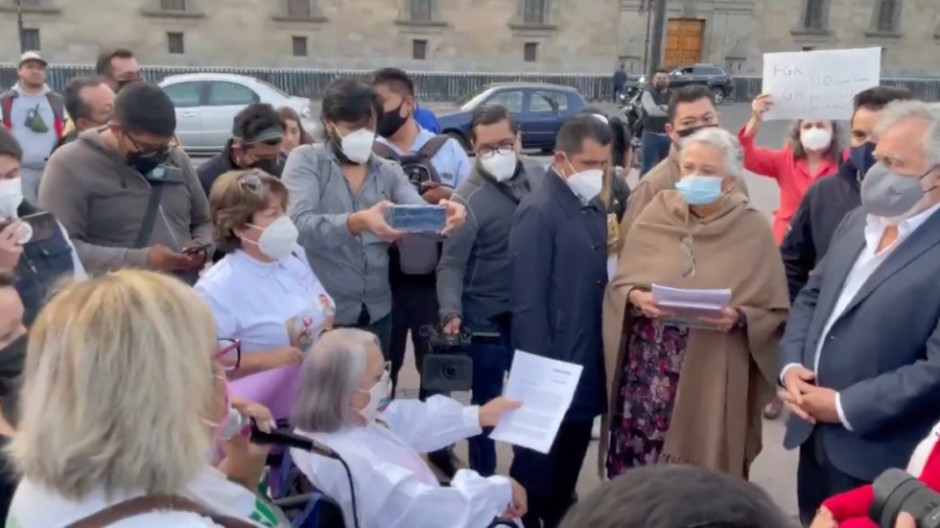 Protestan madres de desaparecidos afuera de Palacio Nacional