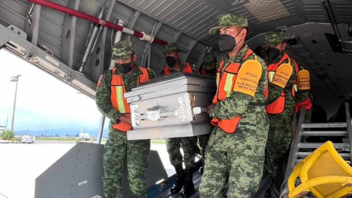 Llega tercer vuelo para repatriar cuerpos de víctimas de tráiler en San Antonio