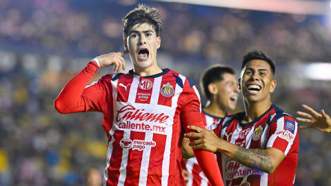 Chivas rompe el invicto del América en un Clásico Nacional de alto voltaje