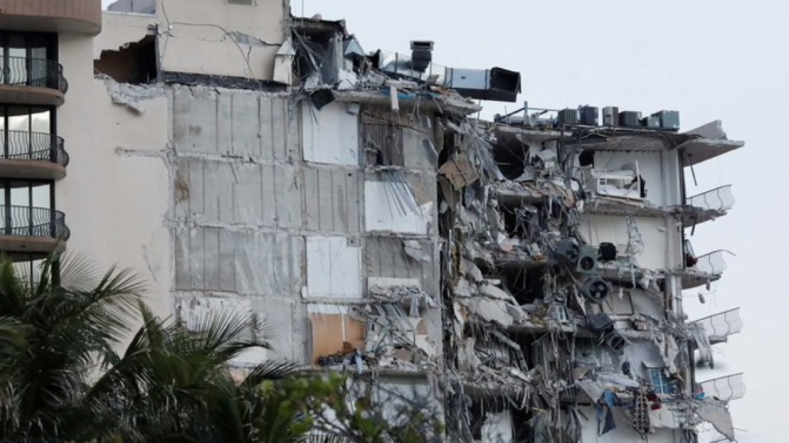 Al menos un muerto al derrumbarse parte de un edificio en Miami