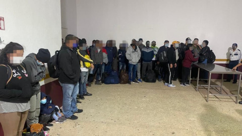 El INM interceptan a más de 300 migrantes hacinados en un tráiler en Veracruz 