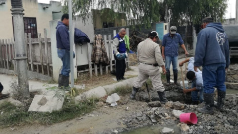 Soluciona COMAPA fugas de agua potable y residual en Villa Esmeralda