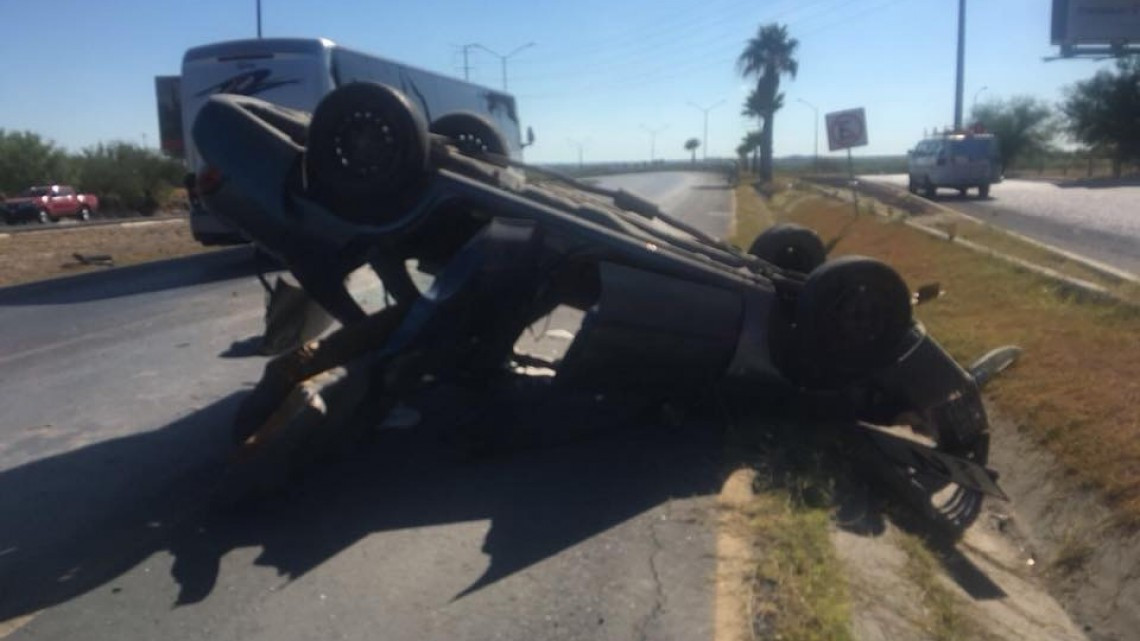 Joven se vuelca en el Colosio