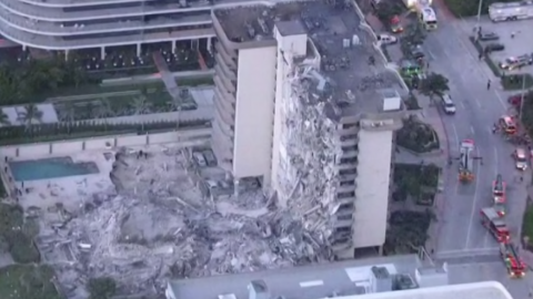 Al menos un muerto al derrumbarse parte de un edificio en Miami