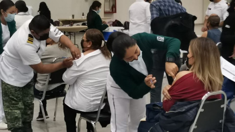 Inicia vacunación de maestros en Victoria 